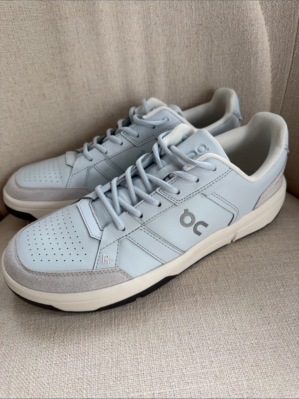 On The Roger Advantage- Light Blue Low-Top Sneakers